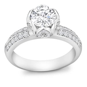 Женское бриллиантовое кольцо с центральным камнем