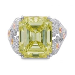 Кольцо с крупным желто-зеленым бриллиантом и боковыми розовыми фенси