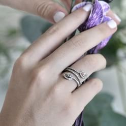 Вид кольца с цветными бриллиантами на руке