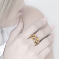 Вид кольца с разноцветными фенси на руке