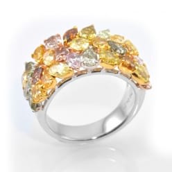 Широкое кольцо с разноцветными бриллиантами