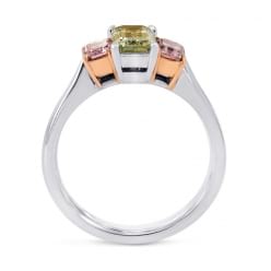 Боковой вид кольца с зеленым и розовым фенси