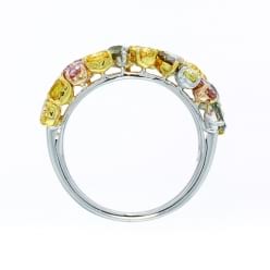 Боковой вид кольца с россыпью цветных фенси