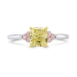Желтый бриллиант с двумя розовыми в кольце