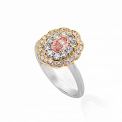 Фото кольца с розовыми бриллиантами под углом