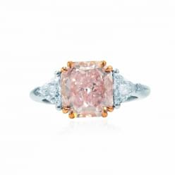 Фото кольца с большим розовым бриллиантом