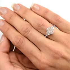 Золотое кольцо с овальным розовым бриллиантом фото на руке