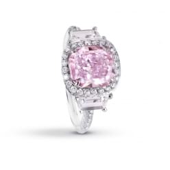 Золотое кольцо с розовым бриллиантом фото под углом