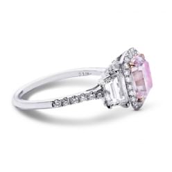 Фото кольца с розовым бриллиантом