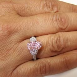 Платиновое кольцо с розовым бриллиантом фенси