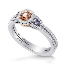 Интенсивно-розовый бриллиант в кольце из платины