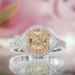 Красивое фото кольца с розовым бриллиантом