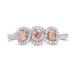 Фронтальный вид кольца с тремя розовыми бриллиантами