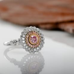 Фото золотого кольца с розовым бриллиантом фенси