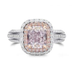 Вид кольца сверху с большим розовым бриллиантом