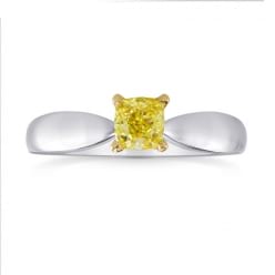 Лимонный бриллиант в классическом кольце