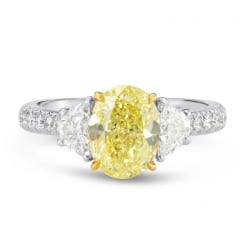Желтый овальный бриллиант в кольце из белого золота