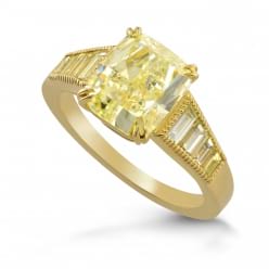 Желтое золото с канареечным бриллиантом