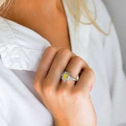 Фото кольца с желтым бриллиантом на руке