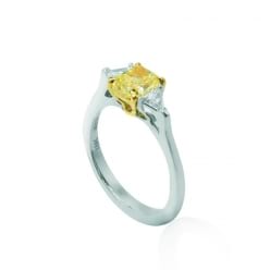 Тонкое золотое кольцо с желтым бриллиантом