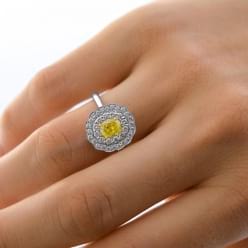 Кольцо с желтым бриллиантом фото на руке