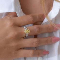Кольцо с овальным желтым фенси на руке