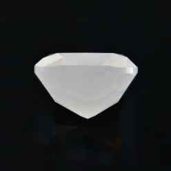 Белый бриллиант вид сбоку