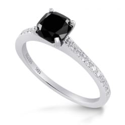 Тонкое кольцо с черным бриллиантом