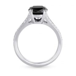 Вид кольца с натуральным черным алмазом сбоку