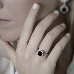 Фото кольца с черным бриллиантом на руке