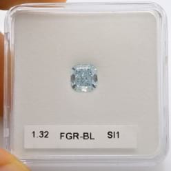 Фото голубого бриллианта в коробочке