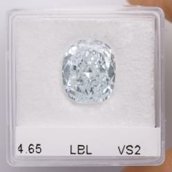Бледно-голубой бриллиант в упаковке