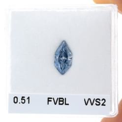 Голубой бриллиант ромбовидной огранки в коробочке
