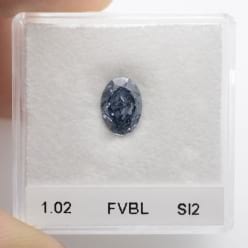 Интенсивно голубой овальный бриллиант в коробоче