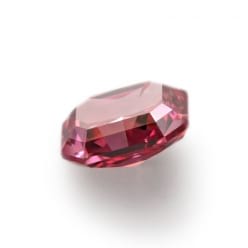 Пурпурно-красный бриллиант вид под углом