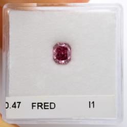 Пурпурно-красный бриллиант в коробочке