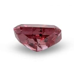 Пурпурно-красный бриллиант вид сбоку