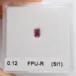 Пурпурный-красный бриллиант Радиант в коробочке