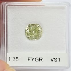 Зеленый бриллиант в коробочке фенси