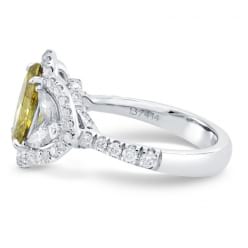 Золотое кольцо с зеленым бриллиантом