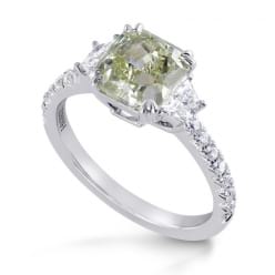 Платиновое кольцо с зеленым трапецевидным бриллиантом