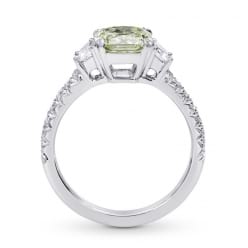 Боковой вид кольца с зеленым фенси