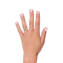 Кольцо с зеленым фени фото на руке