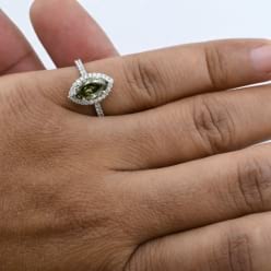 Кольцо с зеленым фенси Маркиза на руке