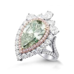 Кольцо с крупным грушевидным зеленым бриллиантом