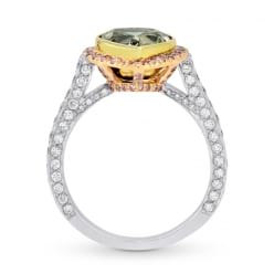 Боковой вид кольца с зеленым бриллиантом Сердце