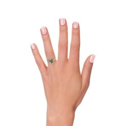 Фото кольца с зеленым фенси Сердце на руке