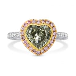 Крупный план кольца с зеленым бриллиантом Сердце