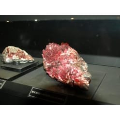 Природные минералы в музее Алмазной биржи