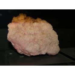 Природные минералы из коллекции музея